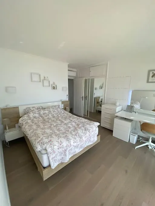 Cap D Antibes Villa Contemporaine Pied Dans L Eau