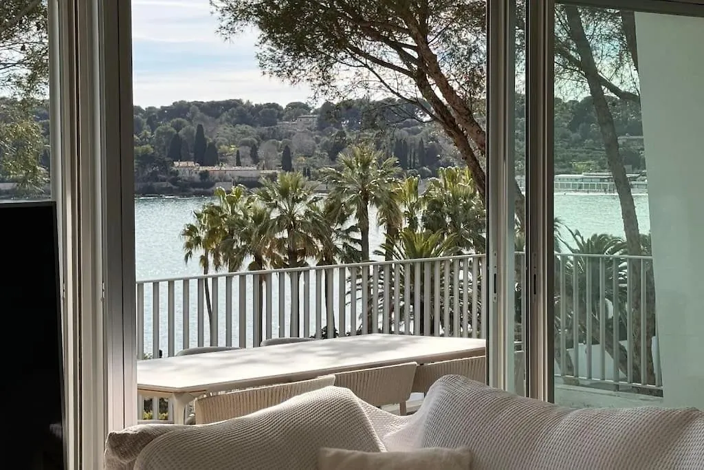 Cap D Antibes Villa Contemporaine Pied Dans L Eau